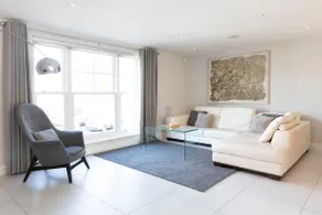 Fabulous Central Windsor Town House With Parking - Image 5