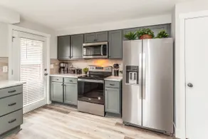 Central Cozy Modern 3Bd Oasis - Image 3