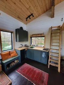 Petite Cabin - Image 2