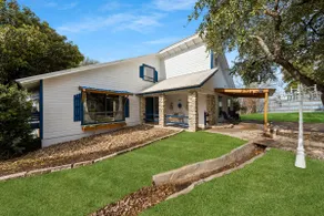Peaceful Lake Front Home Sleeps 12 - Image 2