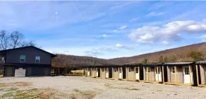 7 min walk to Caverns - Tiny Town Village! - Image 2