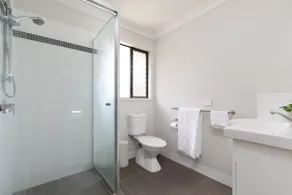 3 Bdr Apt! Full Kitchen! Covered Parking! 6BS3 - Image 2