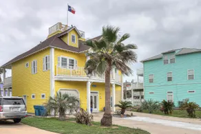 Beachside home w/ hot tub & beach access - Image 2