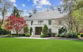Mansion in Greenwich with lake - Image 2