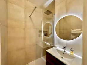 The Boudoir - 2 Rooms with Parking - Image 4