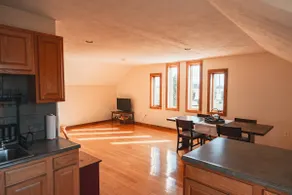 Carriage House Loft Apartment - Image 5