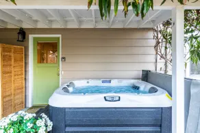 Lake Washington View Home with Hot Tub BBQ Garden - Image 3