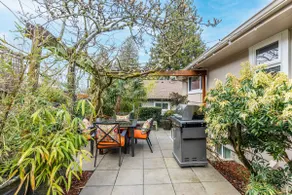 Lake Washington View Home with Hot Tub BBQ Garden - Image 4