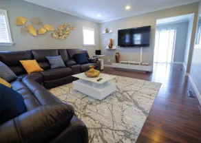 5BR Crew Hub | Sleeps 9+ | Fast WiFi + Parking - Image 2
