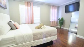 5BR Crew Hub | Sleeps 9+ | Fast WiFi + Parking - Image 4