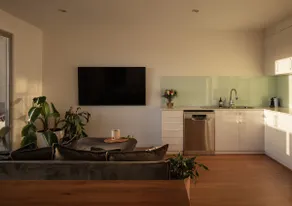 2 Bedroom | Free Parking | 5km from CBD - Image 2
