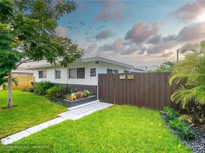 Wilton Manors Modern 2/1 w shared Heated Pool - Image 3