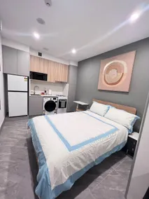 20% off Self-contained studio near train - Image 4