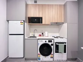20% off Self-contained studio near train - Image 2