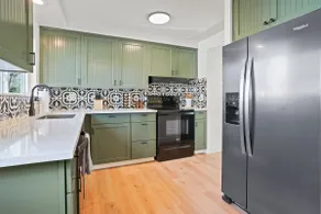 Fire pit | king bed | fenced yard | 4 mins to DT - Image 4