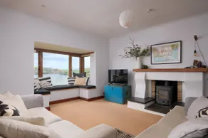 Fantastic waterfront family home - Image 3