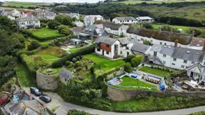 Fantastic waterfront family home - Image 2