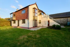 Fantastic waterfront family home - Image 5