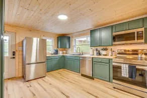 Rustic Ridge Cabin with Hot Tub, Cinema and Arcade - Image 4