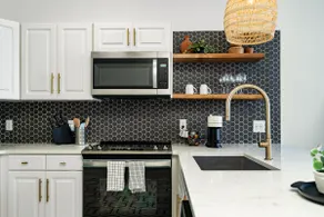 The Hexagon Suite (on UT Campus & Free Parking) - Image 3