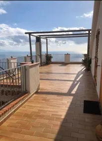 House overlooking the sea - Image 3