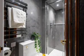 Commandery Vaults - Luxury Apartment in City Centre with SKY TV - Image 3