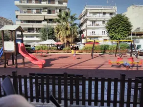 Family-friendly apartment with parking - Image 2