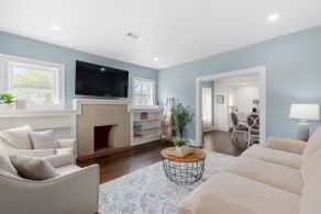 8 mins to Downtown/ King Bed/ Backyard /Coffee Bar - Image 2