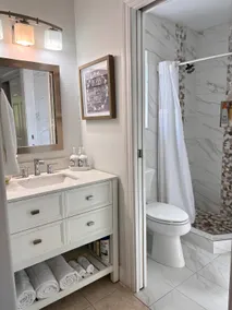 Cozy Studio w/ Private Entrance and bathroom - Image 5