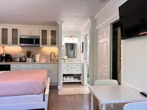Cozy Studio w/ Private Entrance and bathroom - Image 4