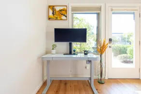Stylish Suite | Lofted Ceiling & AC | Close to UW - Image 4