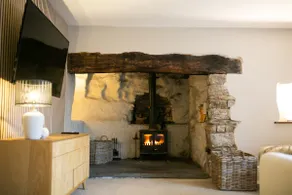 400-Year-Old Farmhouse · Hot Tub & Games Room - Image 2