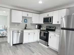 Cozy Cottage~ Near Beaches~ King Bed~ Dog Friendly - Image 3