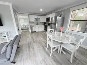 Cozy Cottage~ Near Beaches~ King Bed~ Dog Friendly - Image 5