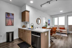 Lovely 2BDRM with Pool - Heart of Santa Monica - Image 2