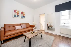 Beautiful Flat Near the Center 11 min by tube - Image 3