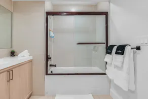 LUX 1BR: Gym, long term king bed , Free Parking! - Image 2