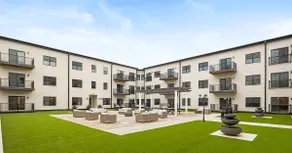 LUX 1BR: Gym, long term king bed , Free Parking! - Image 5