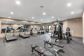 LUX 1BR: Gym, long term king bed , Free Parking! - Image 4
