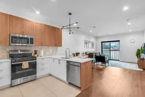LUX 1BR: Gym, long term king bed , Free Parking! - Image 3