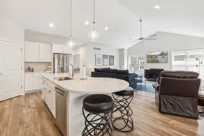 Luxurious Lochaven Condo - Image 2