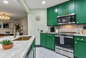 Luxury Art Deco Close to Everything - Image 5