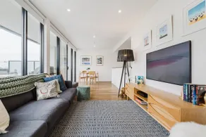 Bay Street Terrace - Spacious Indoor-Outdoor Design - Image 2