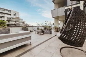 Bay Street Terrace - Spacious Indoor-Outdoor Design - Image 4
