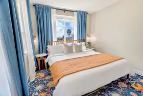 Updated 2 Bedroom Craftsman|King Bed|Views|Parking - Image 2