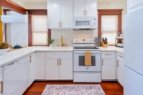 Updated 2 Bedroom Craftsman|King Bed|Views|Parking - Image 5