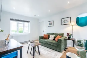 3BR House in Beeston Ideal for Corporate Stays - Image 3