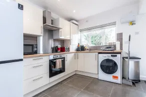 3BR House in Beeston Ideal for Corporate Stays - Image 4