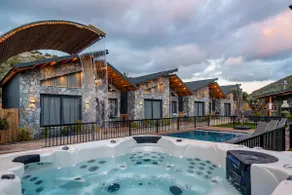 King's Estate – Villa with Heated Pool & Jacuzzi - Image 3