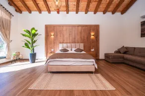 King's Estate – Villa with Heated Pool & Jacuzzi - Image 2
